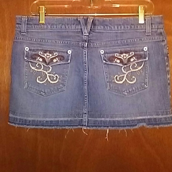 SO Stretch Jean Mini Skirt Medium Wash Frayed 11 - Picture 1 of 8